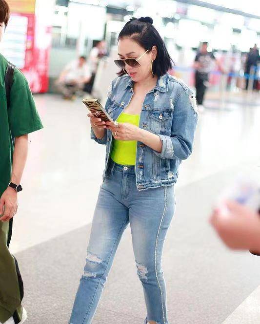 辣妈|50岁钟丽缇真敢穿,牛仔外套内搭荧光绿,不愧是“时尚辣妈”