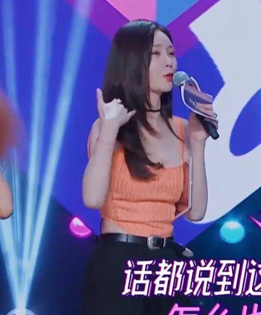 什么|沈梦辰真敢穿，一件背心都不够，腰两边又剪个洞，不怕海涛吃醋？