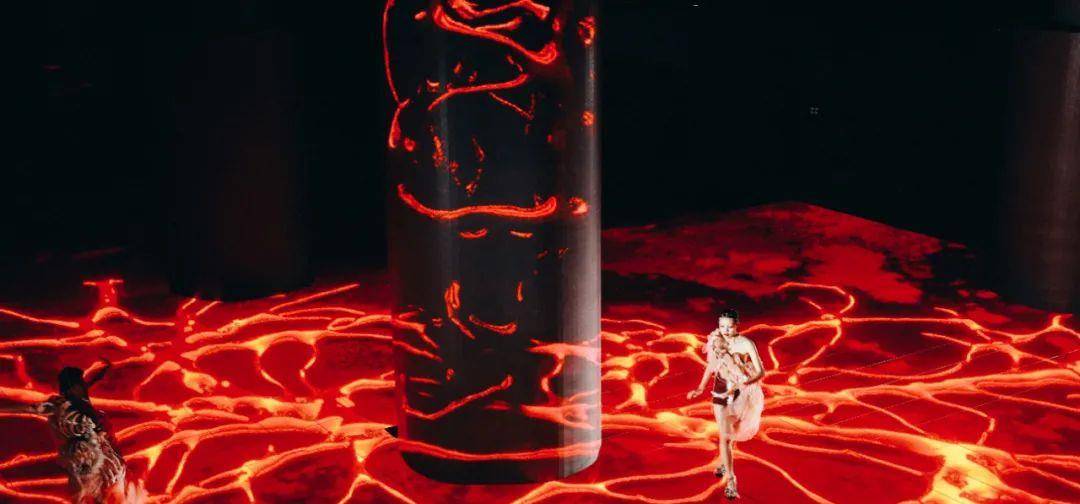 展演|惊艳！广州美术学院惊现赛博朋克沉浸式服装艺术展演-数艺网转