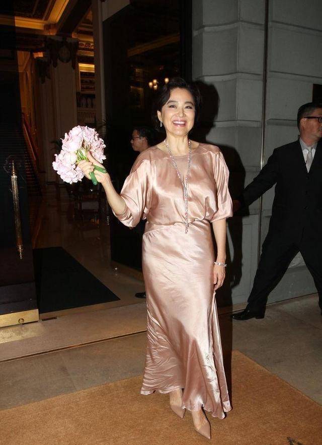 林青霞|林青霞老了更耐看，就算穿皱巴巴的“液体裙”，气质也像高级贵妇