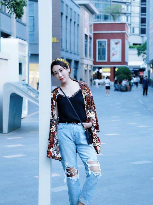 颜色|又被宋慧乔的生图惊艳到,穿花衬衫配半身裙,腿不够长却很耐看