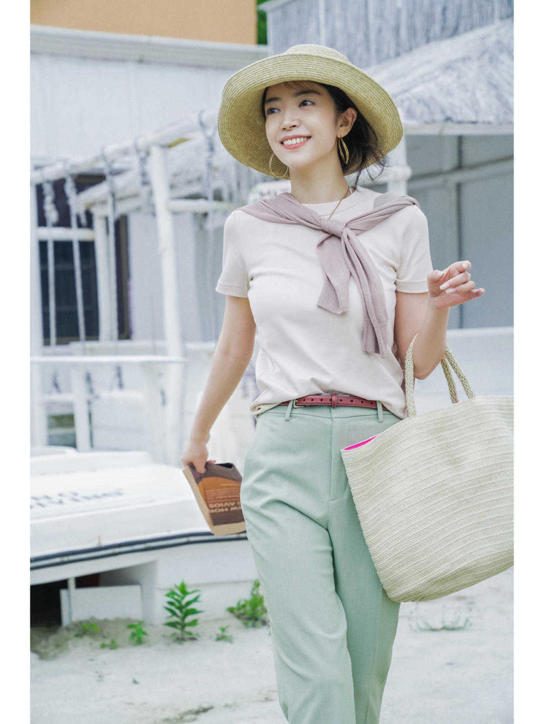 显得|秋季胖女孩怎么穿？卡其色风衣搭配牛仔裤高级优雅，显高还显瘦