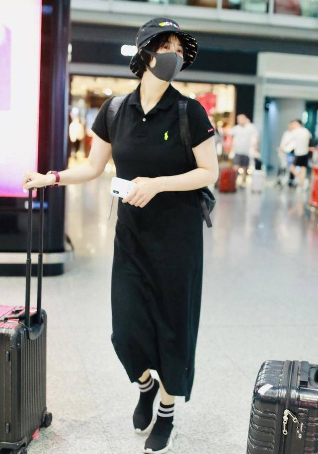 Polo|蒋欣穿黑色Polo裙太显瘦，终于不再显壮，选对款式你也能“暴瘦”