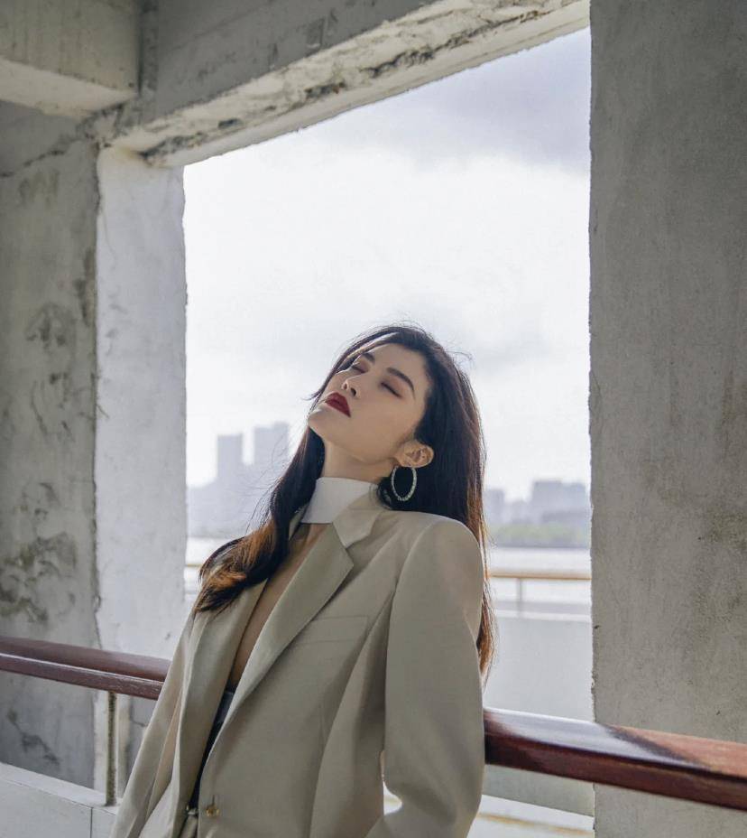 成微|30多岁的何穗又开始“装嫩”了，身穿吊带连衣裙，少女感十足