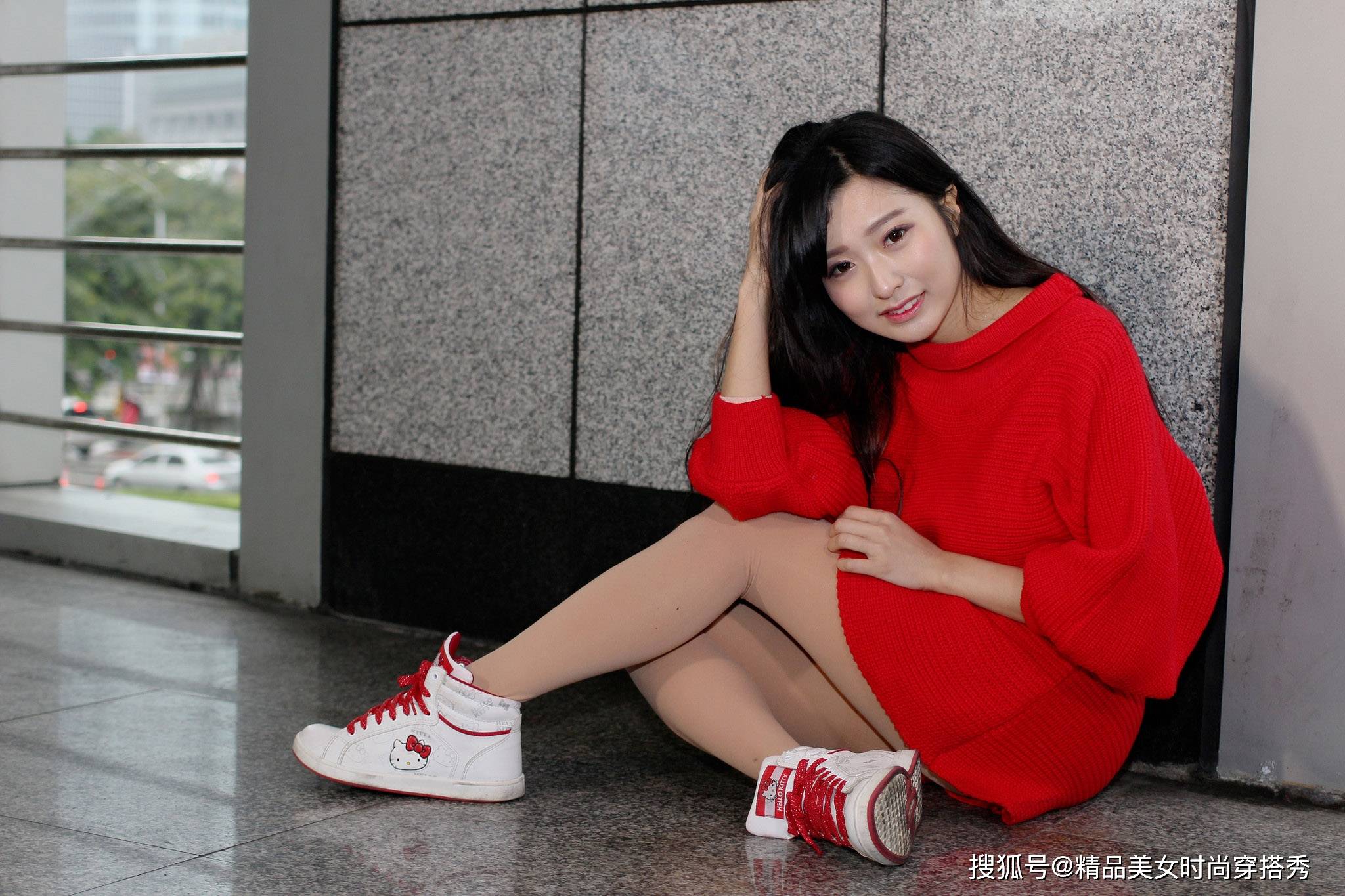 米色|针织裙的修身效果，米色清纯减龄，红色吸睛时尚，尽显完美身材！