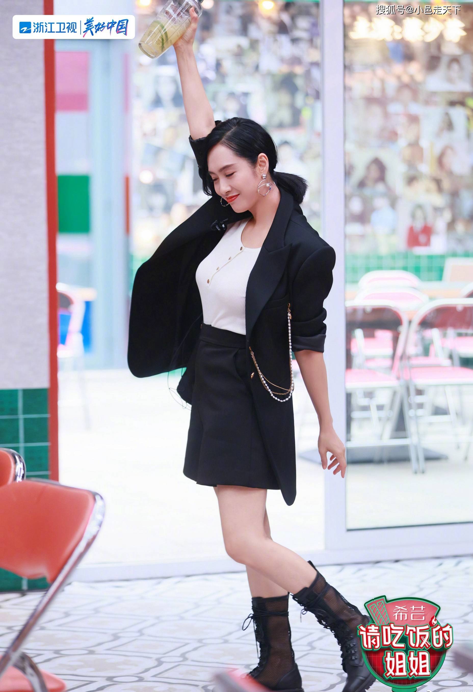 朱茵黑色小短裙性感写真