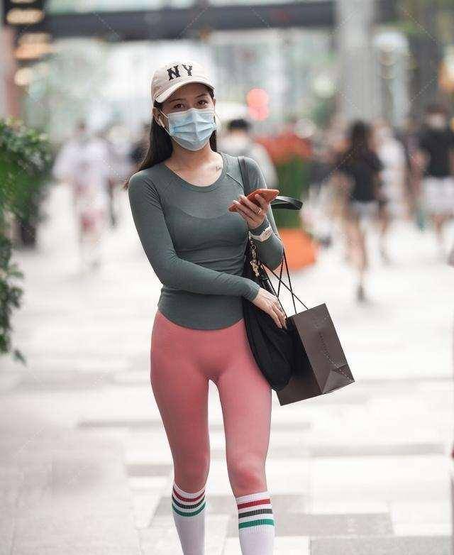 颜色|别具一格的打底裤穿着时尚舒适,充满女人的时尚韵味,高贵冷艳