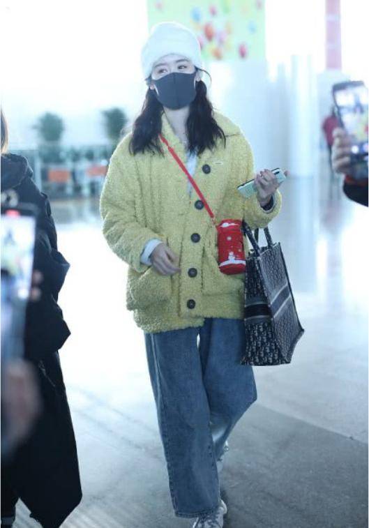 袁冰妍|袁冰妍现身,黄色毛绒大衣可爱满分,带两包出门不知道要装啥
