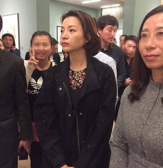 董卿录|董卿录节目的后台照，47岁身形消瘦没中年人的臃肿，气质很优雅！