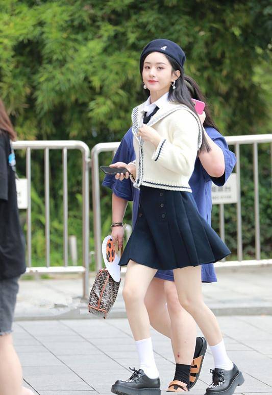 赵丽颖|赵丽颖似回18岁，穿白色针织衫搭百褶裙，越看越可爱呢！