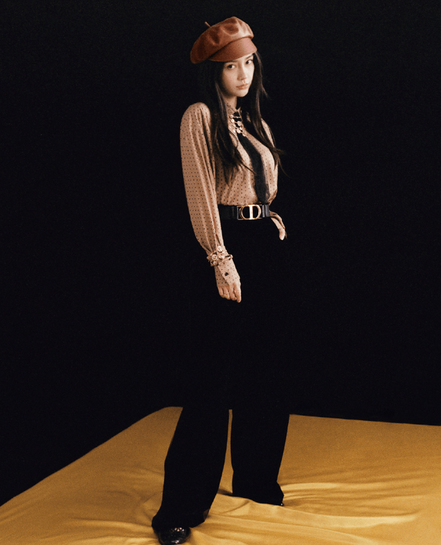 黑色|baby越来越敢穿？31岁扮少女算什么，“内衣外穿”才够味