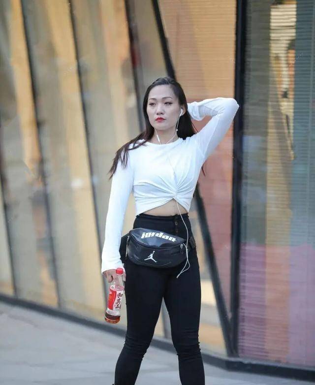 颜色|别具一格的打底裤穿着时尚舒适,充满女人的时尚韵味,高贵冷艳