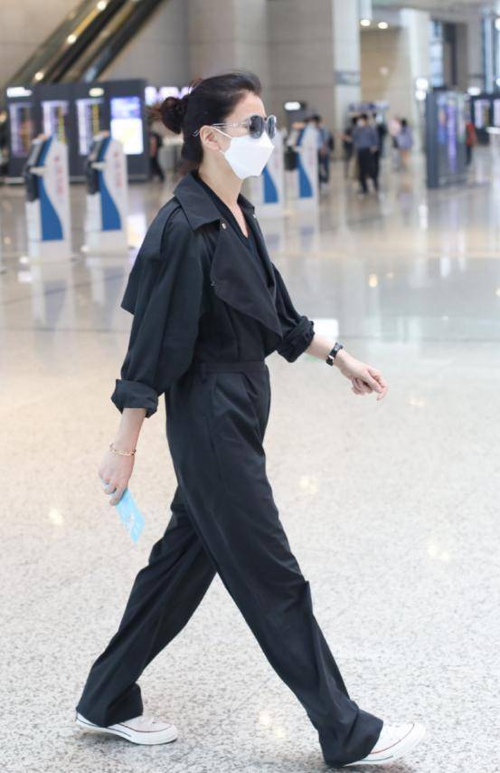 设计|袁咏仪气场真强，穿一身黑色套装戴超酷“黑超”，走路带风好飒爽