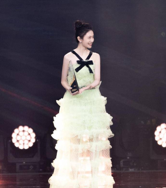 刘浩存|刘浩存刚过80斤太瘦了，穿蛋糕裙撑不起需用吊带固定，红毯惊艳了