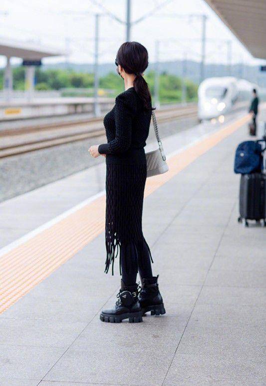 流苏|赵雅芝到底会不会变老，穿流苏长裙搭短靴，这气质不得了