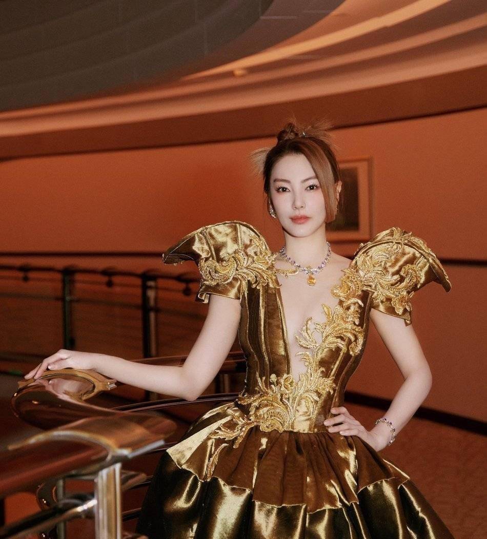 式样|华丽高贵的礼服，学着这么穿曲线感不要太惊艳，还超有女神御姐范