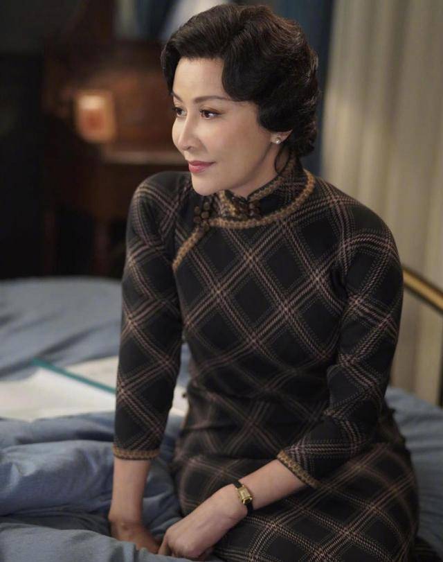 皮质|刘嘉玲气场开挂,皮外套配亮片连体装暴露“假胯宽”也不尴尬