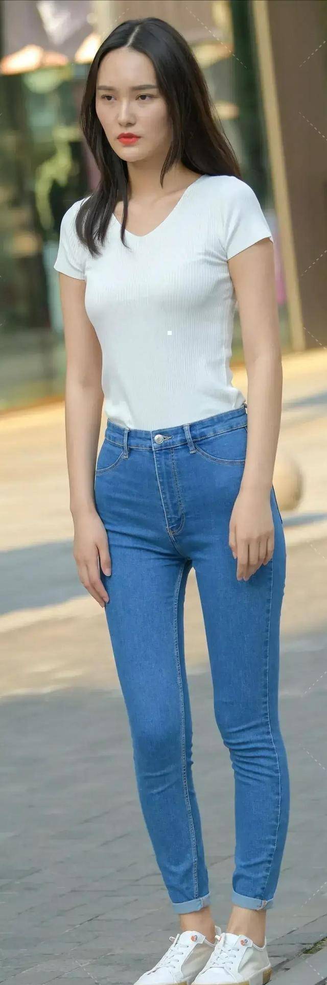 卫衣|初秋牛仔裤这样穿,时髦又个性,还很显身材