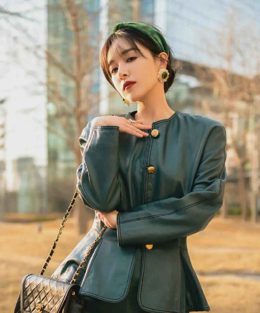 发型|明明有顶级女主脸却糊了10年？她这次终于靠复古风封神了！