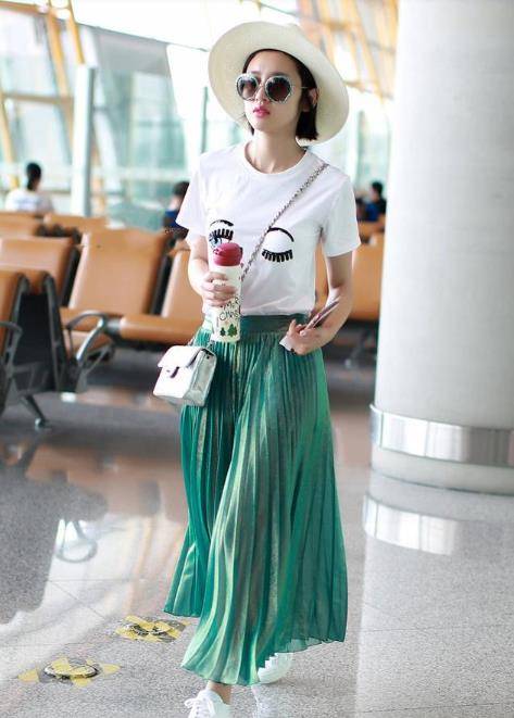 唐艺昕|唐艺昕被张若昀宠成公主,穿Gucci珠光裙走机场,再配香奈儿包包