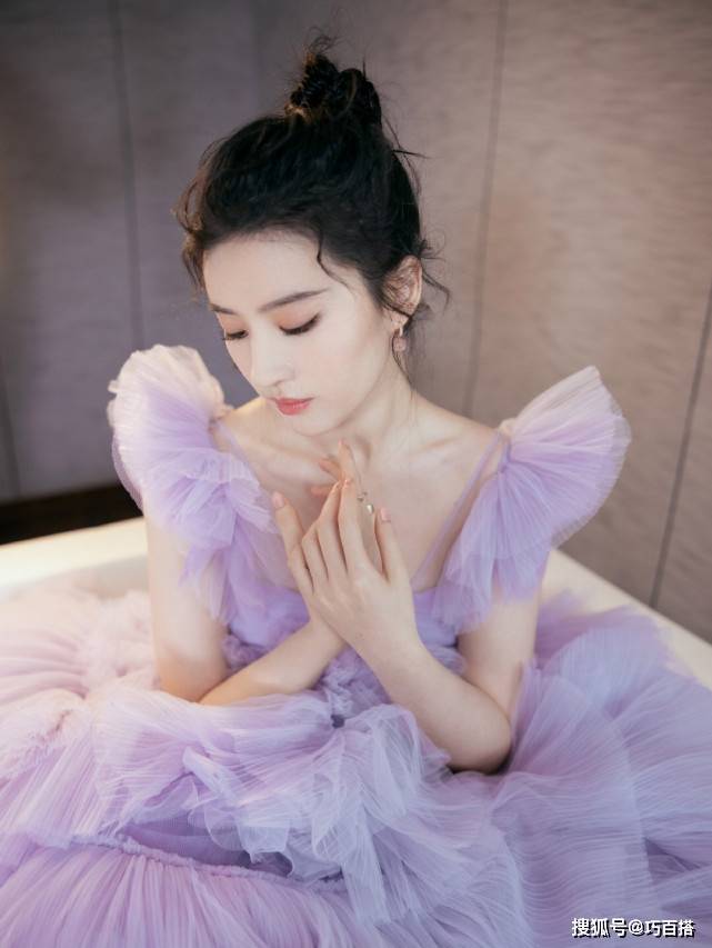 身材|刘亦菲太绝了！衬衫搭配西装裤，又美又帅