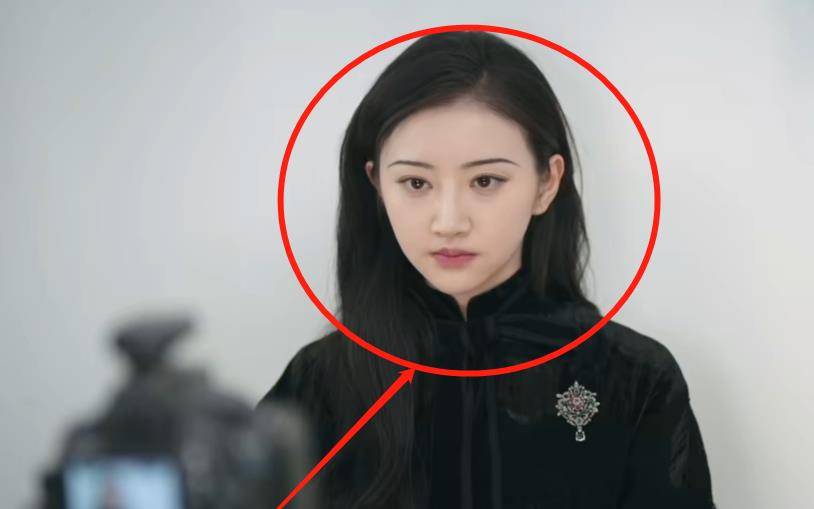 人间|景甜拍证件照被要求现场卸妆，没了大红唇后，真实颜值如何一望而知