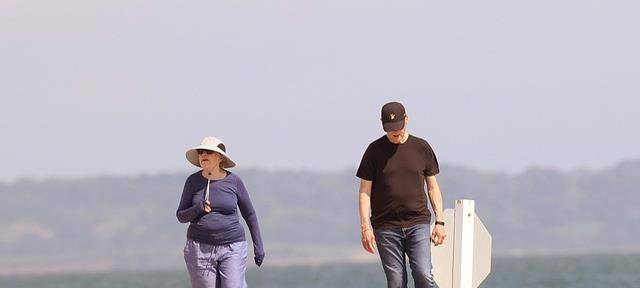 生活|克林顿夫妇生活照罕曝光！73岁希拉里爆肥他暴瘦，双双老得不敢认