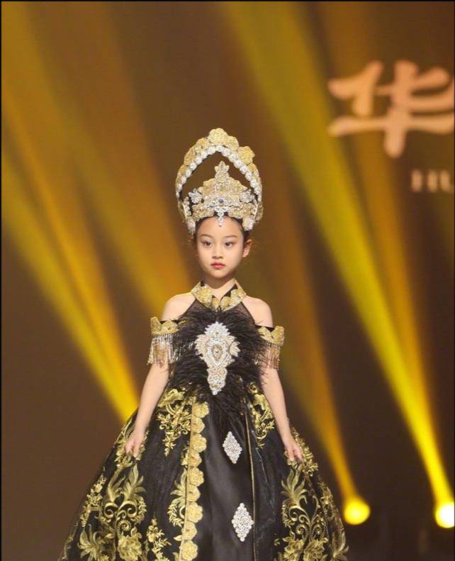 身材|7岁甜馨首登T台秀变超模！头戴皇冠竟不嫌重，稳健台风太有国际范