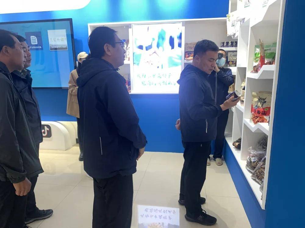 内蒙古牙克石市委副书记,市长金仓深入塔尔气镇调研督导检查工作