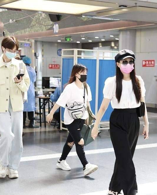 庾澄庆|伊能静儿子二次走机场,1米8身高还穿增高鞋,打扮阳光超像庾澄庆