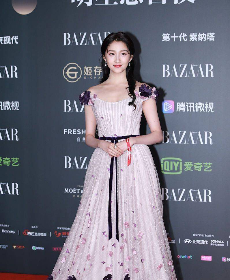 黑色|“京圈甜妞”关晓彤身材让人羡慕，穿裙子可甜可飒，不怪鹿晗心动
