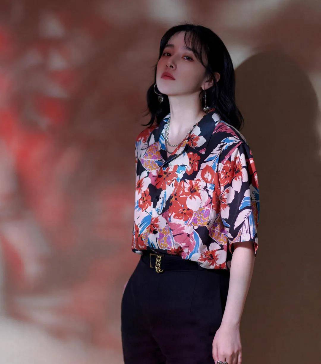 发型|明明有顶级女主脸却糊了10年？她这次终于靠复古风封神了！
