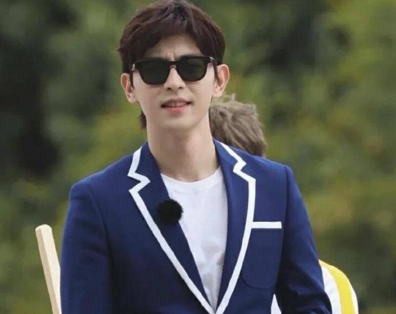 看点|《极限挑战》校服路透,杨超越甜美可爱,张彬彬不演校园剧可惜