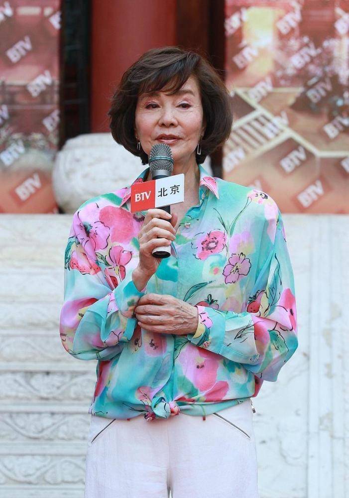 魅力|归亚蕾越老越耐看，穿花哨衣服也不显俗气，有了奶奶辈想要的优雅