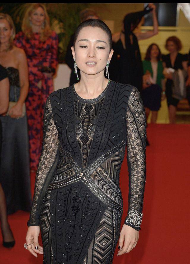 活动|又被巩俐的“女王范”惊艳,一袭黑色连衣裙优雅高贵,气场开挂