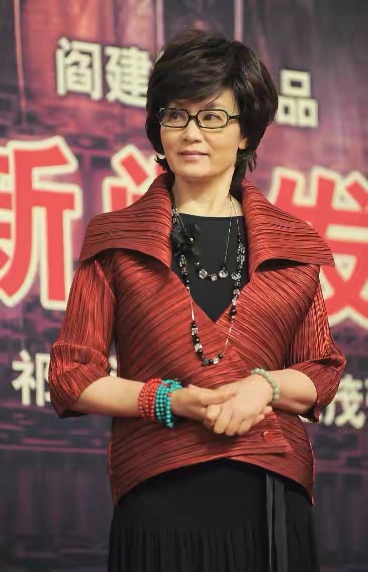 显得|潘虹太会保养了,被怼脸拍皮肤也好细腻,穿蓝色连衣裙衬得更年轻