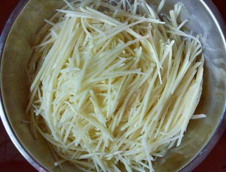 方法|夏日我家必备的早餐饼,1个土豆2个鸡蛋,润肠通便助消化,香软