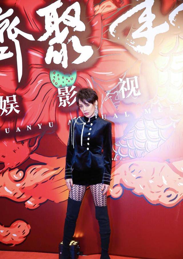 卫衣|宁静的“女王”气场太强,穿条纹卫衣配工装裤利落潇洒,桀骜不驯