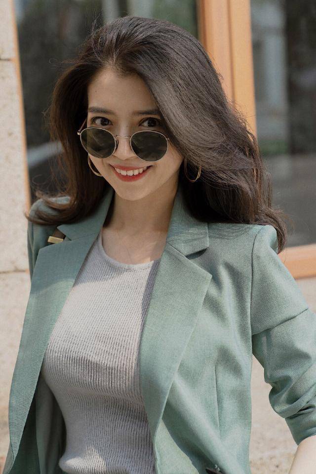 黑色|三木的初秋搭配时髦舒适，薄荷绿西装搭配方跟高跟鞋，高级又优雅