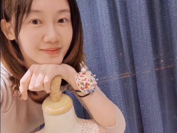 苗苗|苗苗为女儿做裙子，意外曝光家中陈设，摆放和郑恺初相识合照太甜