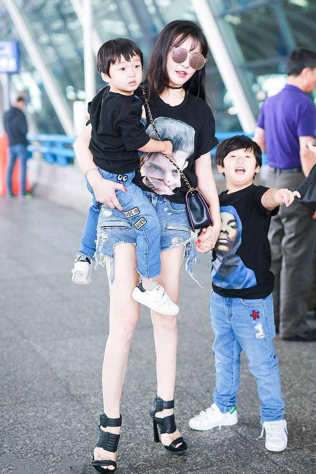 冉莹颖|冉莹颖真是拼,穿12厘米高跟还单手抱娃,搭T恤牛仔短裤仍显年轻!