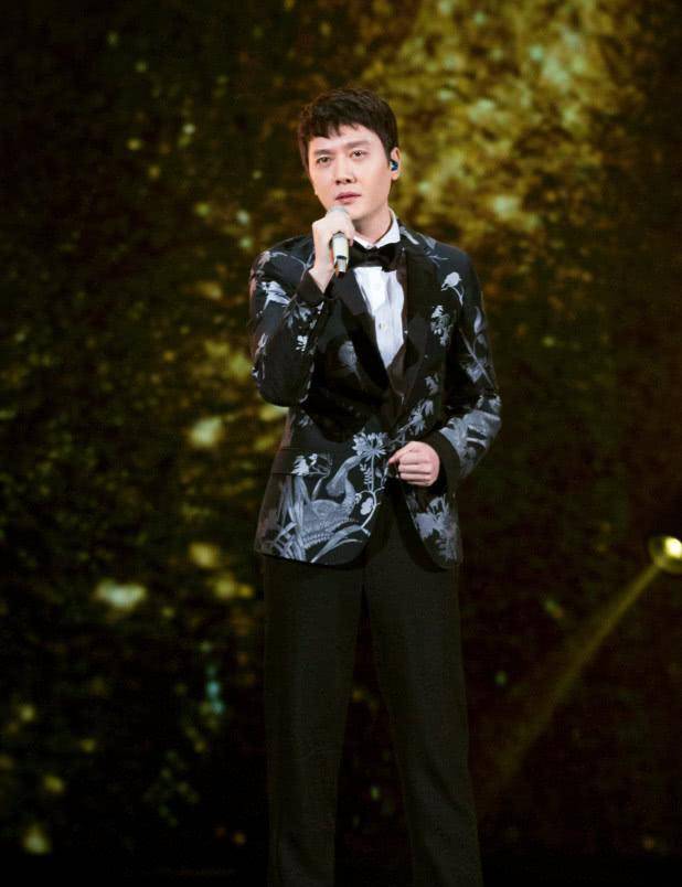 一身|冯绍峰离婚后首现机场,一身牛仔穿搭帅气减龄,百万名表太抢镜