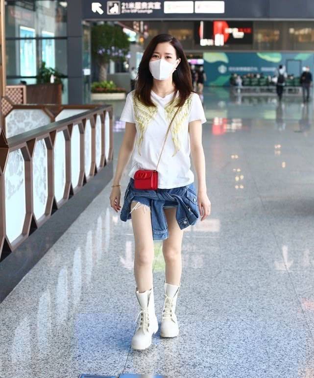 黑色|佘诗曼晒健身照，腰细还有直角肩，但46岁的皮肤再健身也是松的！