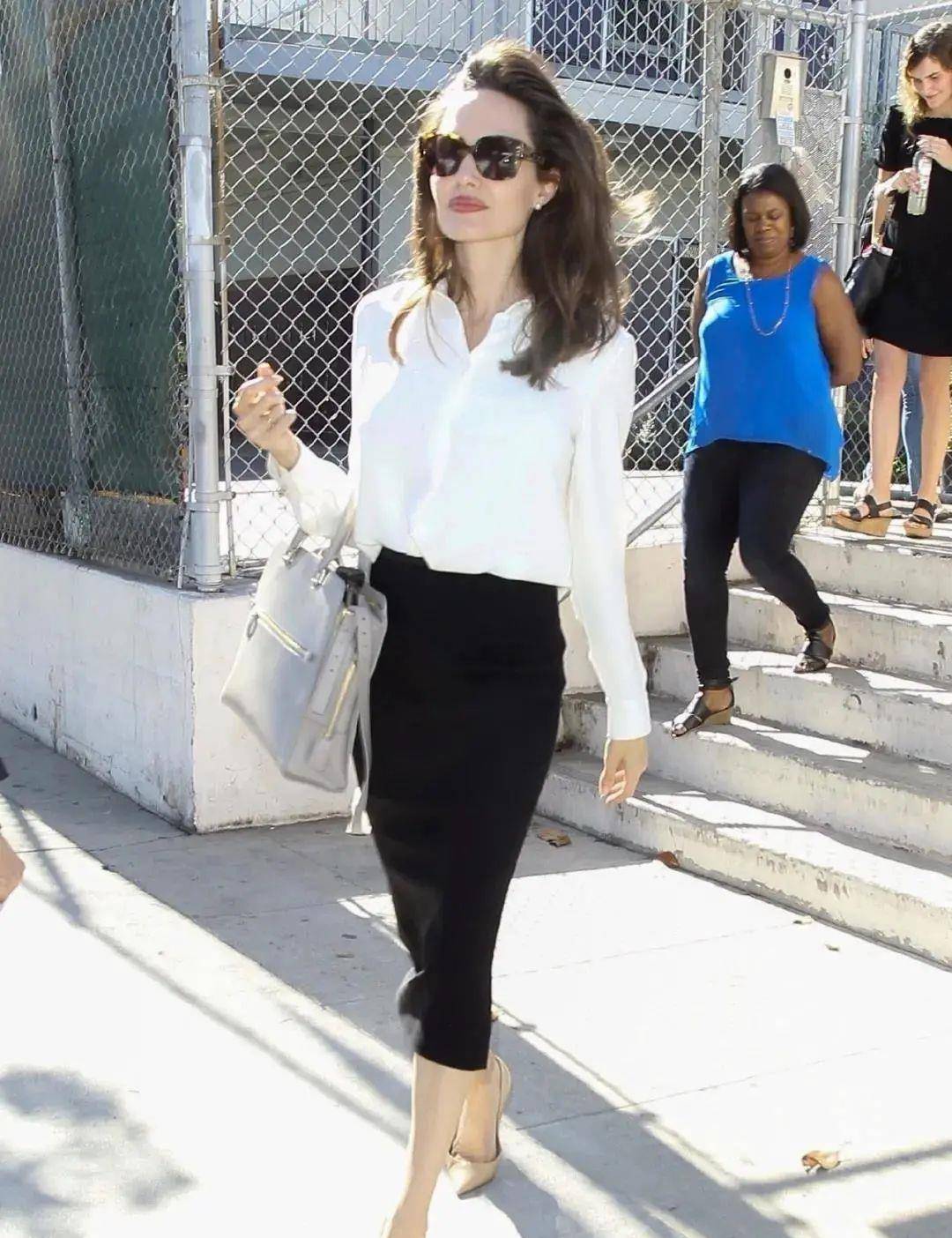 黑色|看朱莉的“黑白配”造型，才知道什么叫潮流易逝、经典永存！