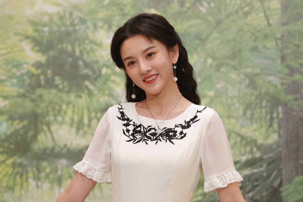 长度|宋祖儿穿复古裙致敬“乔四美”，腰间挂一根黑绳提升腰线，显腿长