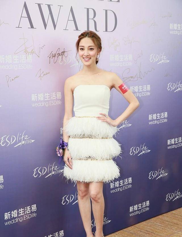 陈凯琳|陈凯琳的港姐气质真难得，流苏裙穿得甜美大方，难怪郑嘉颖这么爱