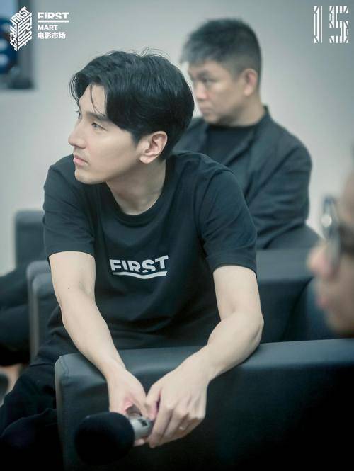 黑色|赵又廷不愧是型男，穿黑色T恤清爽又干净，难怪高圆圆这么爱他