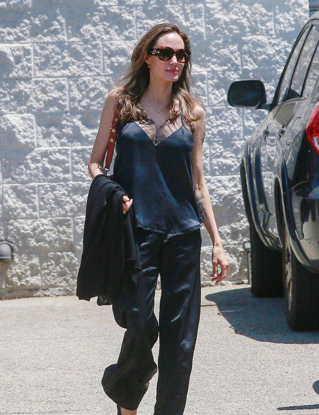 黑色|看朱莉的“黑白配”造型，才知道什么叫潮流易逝、经典永存！