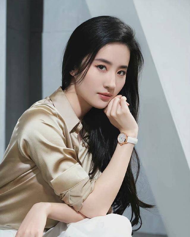 身材|刘亦菲再次上演“天仙攻”，衬衫温婉可人，西装裤帅酷霸气