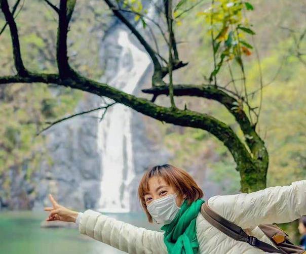 邓超|邓超夫妇甜蜜出游！孙俪戴绿围巾土出新高度，背起邓超一点不费力